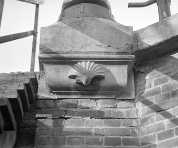 66457 Afbeelding van de door de kunstenaar Giuseppe Roverso (1900-1977) vervaardigde hardstenen console ''De Schelp'' ...